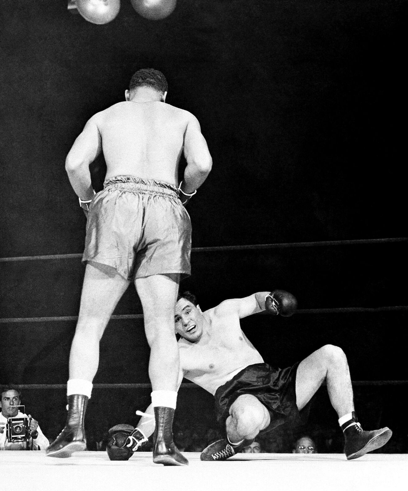 1946: Joe Louis knocks out Tami Mauriello in first round to retain world title